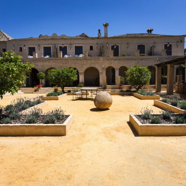 Casa y Jardines